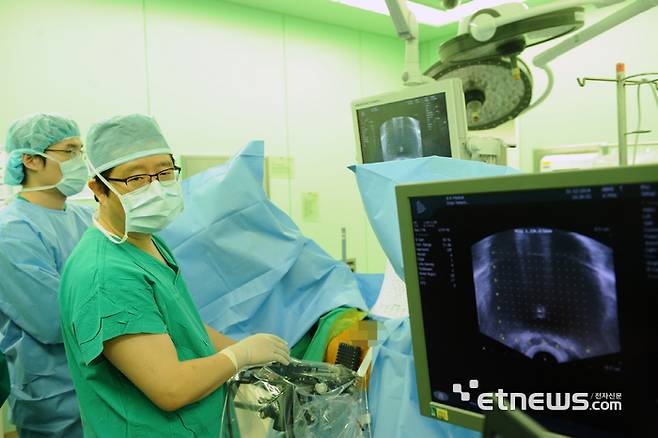 조재호 교수가 브라키테라피 시술을 하고 있다.