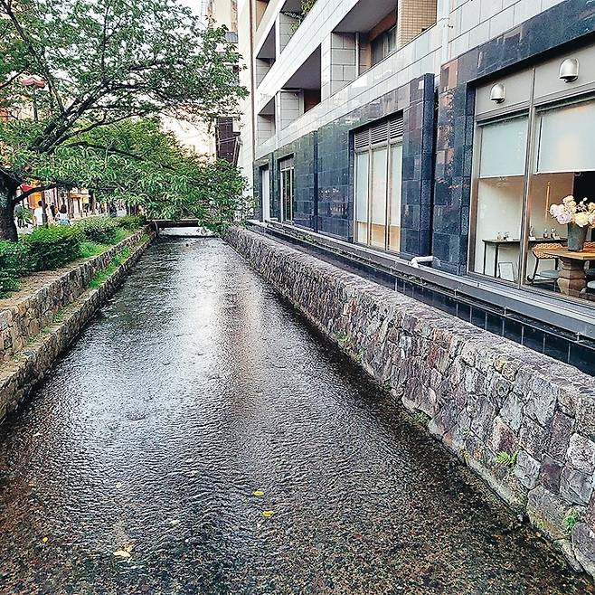 교토의 물류를 담당했던 다카세가와운하 유지. 교토 유흥지의 중심을 이룬다.