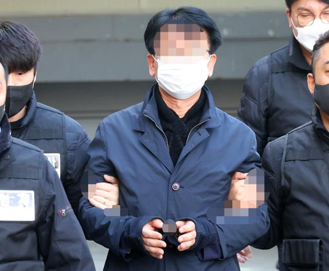 이재명 더불어민주당 대표를 흉기로 찌른 혐의로 구속영장이 청구된 피의자 김모(67)씨가 4일 오후 부산 연제구 연제경찰서에서 나와 구속 전 피의자 심문을 받기 위해 걸어가고 있다. 부산= 연합뉴스