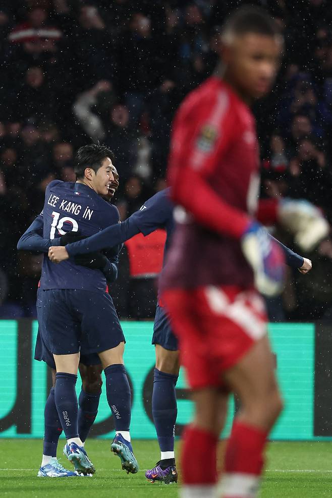 파리 생제르맹(PSG) 이강인이 4일 툴루즈와의 트로페 데 샹피옹에서 선제골을 터뜨린 뒤 기뻐하고 있다. AP=연합뉴스