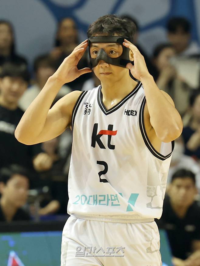 2023~2024 정관장 프로농구 서울 삼성과 수원 KT의 경기가 4일 오후 잠실실내체육관에서 열렸다. KT 허훈이 경기중 마스크를 고쳐 쓰고있다. 잠실실내체=정시종 기자 capa@edaily.co.kr /2024.01.04.