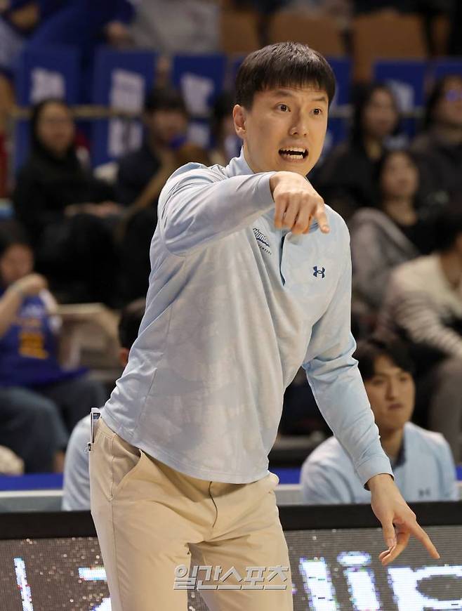 2023~2024 정관장 프로농구 서울 삼성과 수원 KT의 경기가 4일 오후 잠실실내체육관에서 열렸다. 삼성 김효범 감독대행이 선수들을 독려하고있다. 잠실실내체=정시종 기자 capa@edaily.co.kr /2024.01.04.