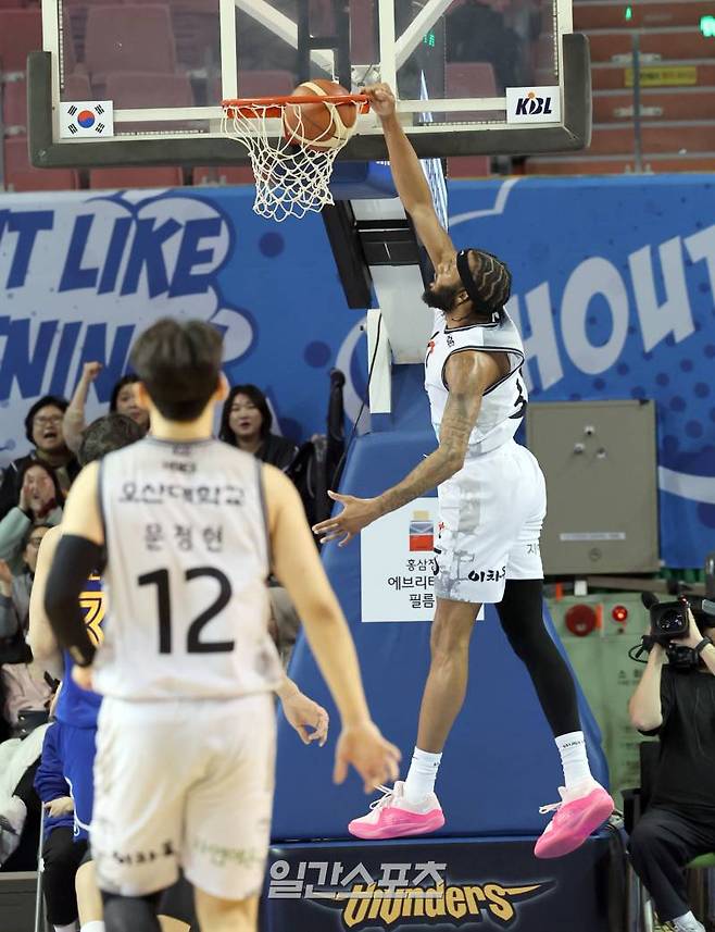 2023~2024 정관장 프로농구 서울 삼성과 수원 KT의 경기가 4일 오후 잠실실내체육관에서 열렸다. KT 패리스 배스가 삼성 수비를 제치고 덩크슛하고있다. 잠실실내체=정시종 기자 capa@edaily.co.kr /2024.01.04.