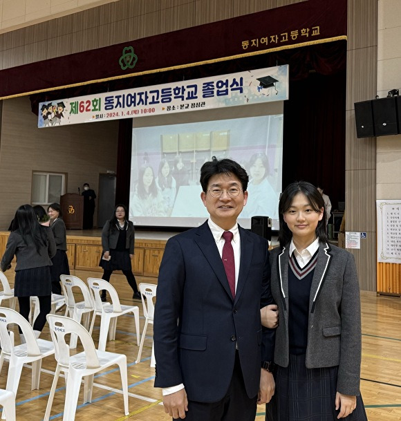 4일 이재원 예비후보가 자신의 둘째 딸 졸업식에 참석해 기념사진을 찍고 있다. [사진=이재원 예비후보]