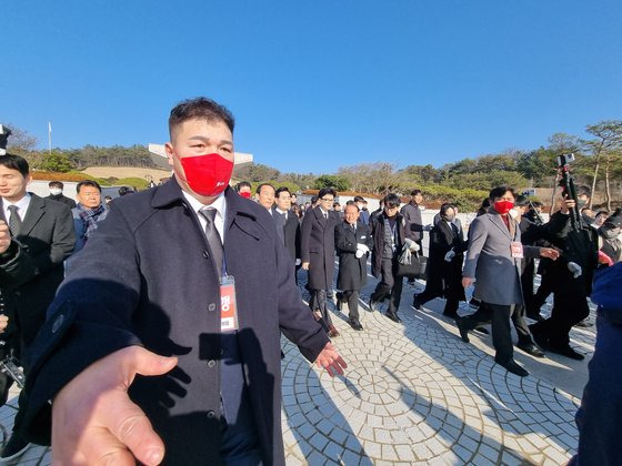 4일 오전 광주광역시 북구 국립5·18민주묘지에서 한동훈 국민의힘 비상대책위원장이 참배를 마친 뒤 정당 자체 경호 인력의 보호를 받으며 묘지를 벗어나고 있다. 황희규 기자