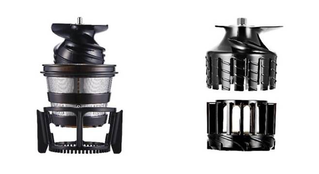 기존 스크루(좌)와 2세대 멀티 스크루(우) 비교샷. 2세대 멀티 스크루는 상하부 탈착이 가능한 두 개의 모듈이 착즙 드럼 사이에서 재료에 압력을 가한다. 특히 망 드럼 대신 상하부 결합 시 형성되는 틈을 통해 즙과 퓨레(찌꺼기)를 효과적으로 분리하는 것이 핵심 기술이다. / 사진=휴롬