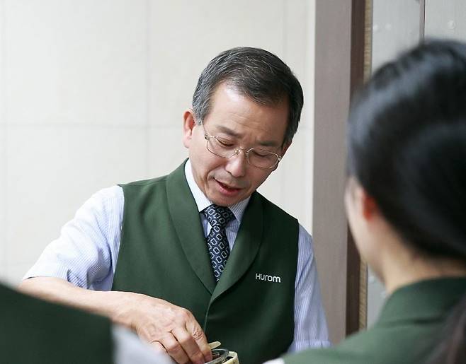 김영기 회장이 임직원들에게 직접 제품 설명을 하고 있다. / 사진=휴롬