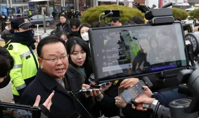 Former Prime Minister Kim Boo-gyeom is surrounded by reporters and YouTubers after visiting Seoul National University Hospital in Jongno-gu, Seoul, where Democratic Party leader Lee Jae-myung was hospitalized after being attacked on Wednesday. Reporter Cho Tae-hyung phototom@kyunghyang.com