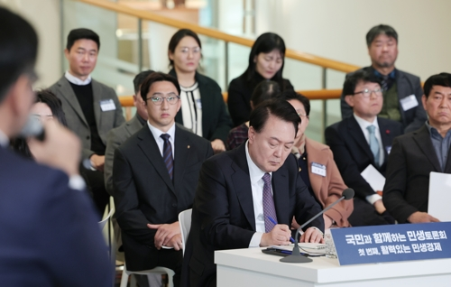 윤석열 대통령이 4일 경기도 용인시 중소기업인력개발원에서 ‘국민과 함께하는 민생토론회’ 형식으로 열린 기획재정부의 2024년 신년 업무보고에서 참석자의 발언을 들으며 메모하고 있다. 연합뉴스