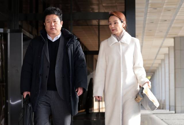 이정섭 검사의 처남인 남편의 마약 혐의를 고발한 강미정 아나운서가 7일 오전 서초구 서울중앙지검에서 참고인 조사를 위해 출석하고 있다. 연합뉴스