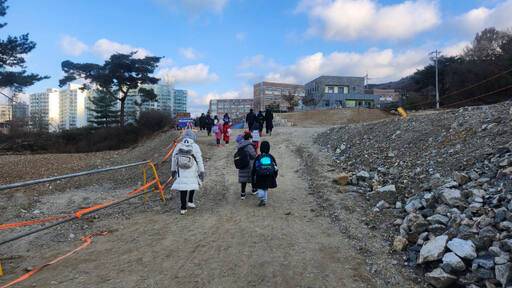 남양주 어람초등학교·중학교 재학생들이 공사현장을 걸어 등교하고 있다. 독자 제공