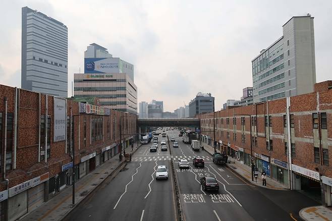 3일 서부역방향 고가에서 내려다본 용산전자상가 모습. 오른쪽 나진상가 17,18동 용지가 매각 대상에 속한다. [한주형 기자]