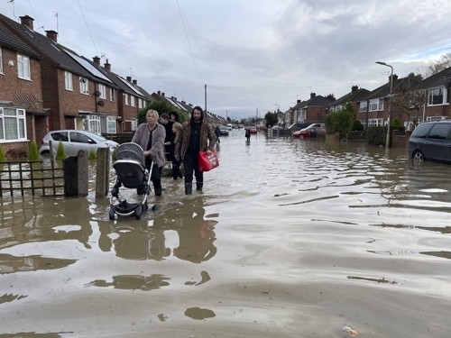 홍수에 대피하고 있는 영국 시민