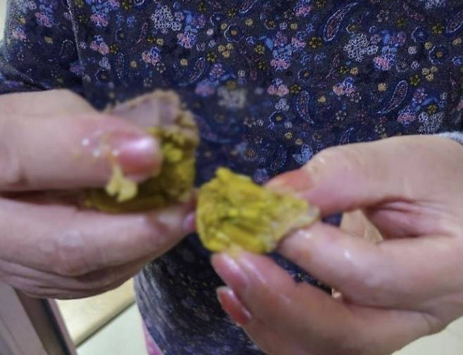 유명 치킨 프랜차이즈 매장에서 주문한 닭똥집 튀김에서 발견된 노란 이물질. [사진 출처 = 온라인 커뮤니티 ‘보배드림’ 캡처]