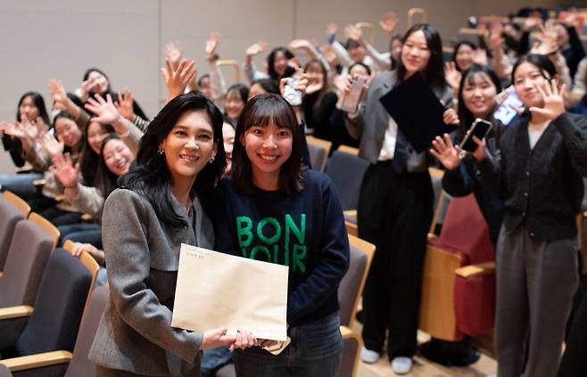 4일 두을장학재단의 '2024년 장학증서 수여식'에서 이부진 이사장이 학생들과 기념촬영을 하고 있다. 호텔신라