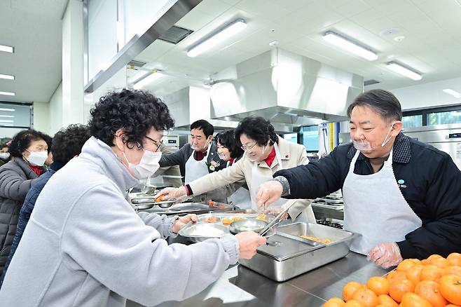 4일 재개관한 경기도 이천 에이스경로회관에서 안성호 에이스침대 대표(오른쪽)가 배식을 하고 있다. 에이스침대