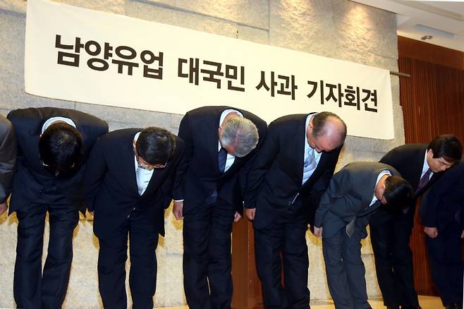 2013년 5월 남양유업 갑질 사건 관련 경영진들이 대국민 사과를 하면서 허리 숙여 인사하는 모습. /사진제공=뉴스1