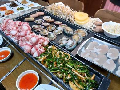 사진 위부터 서울 무교동의 ‘짱이네’의 동태탕. 서울 노량진 ‘명인설렁탕’의 남도식 한우물회. 경남 창원 도계동의 ‘도계생선’의 동태전. 전남 장흥 ‘불금탕’의 차돌박이 키조개삼합.