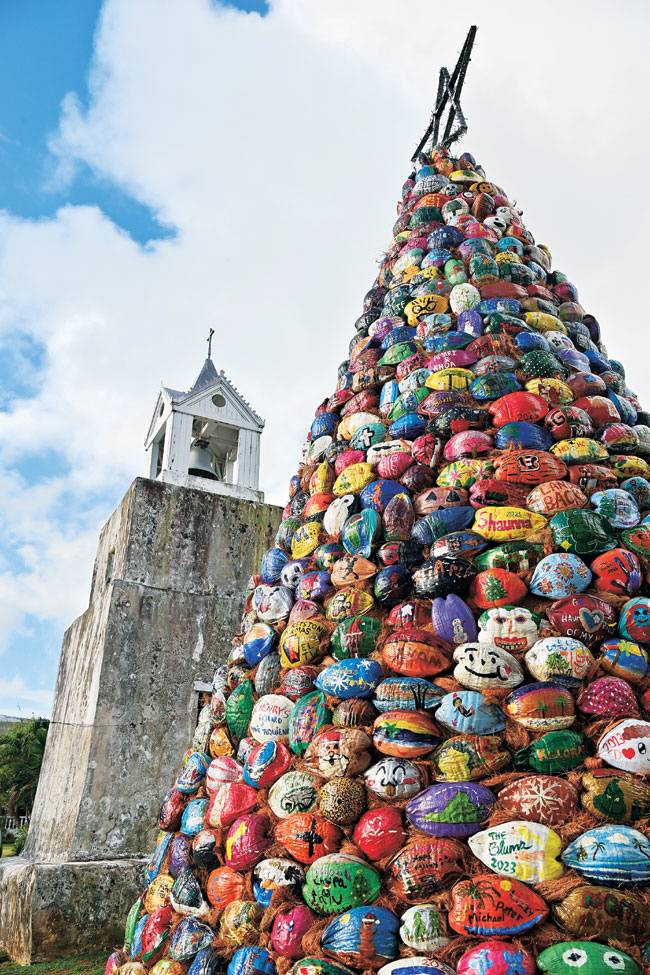 메리조 마을의 종탑과 조형물, 주민들이 코코넛 껍질에 원색을 칠해 만든 탑 모양의 조형물을 세웠다.