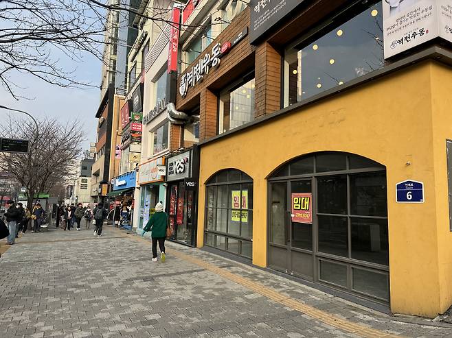지난 3일 서울 서대문구 신촌역 일대. 연세대 삼거리까지 이어지는 연세로에 공실 상태로 방치된 상가가 적지 않았다. [박로명 기자]