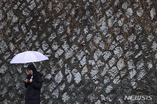 [서울=뉴시스] 정병혁 기자 = 6일 서울 노원구 광운대역 인근에서 우산을 쓴 시민이 이동하고 있다. 2023.12.06. jhope@newsis.com