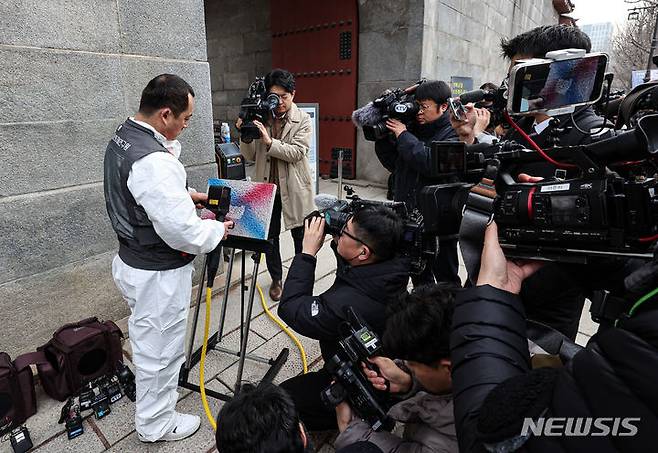 [서울=뉴시스] 조성우 기자 = 4일 오전 서울 종로구 경복궁 영추문에서 이태종 국립문화재연구원 학예연구사가 레이저 장비를 활용해 낙서 제거 작업을 시연하고 있다. (공동취재) 2024.01.04. photo@newsis.com
