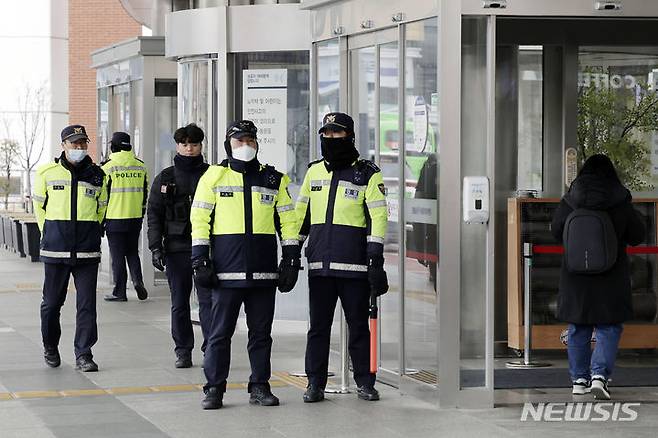 [서울=뉴시스] 최동준 기자 = 이재명 더불어민주당 대표가 치료 중인 4일 서울 종로구 서울대학교병원 앞에서 경찰들이 경계 근무를 서고 있다. 2024.01.04. photocdj@newsis.com