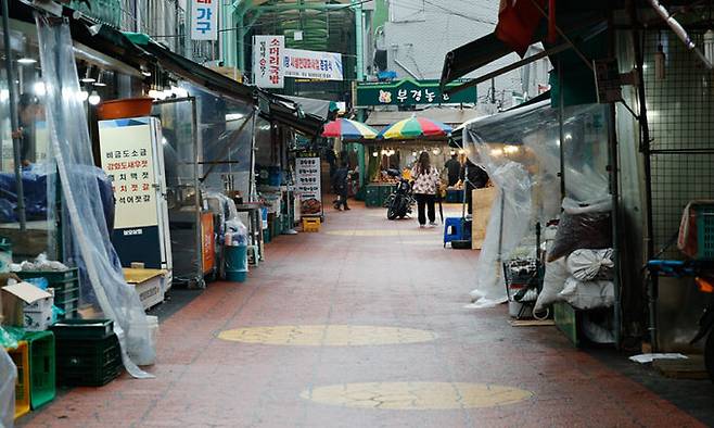 지난 3일 서울의 한 시장에서 시민이 발걸음을 옮기고 있다. 뉴스1