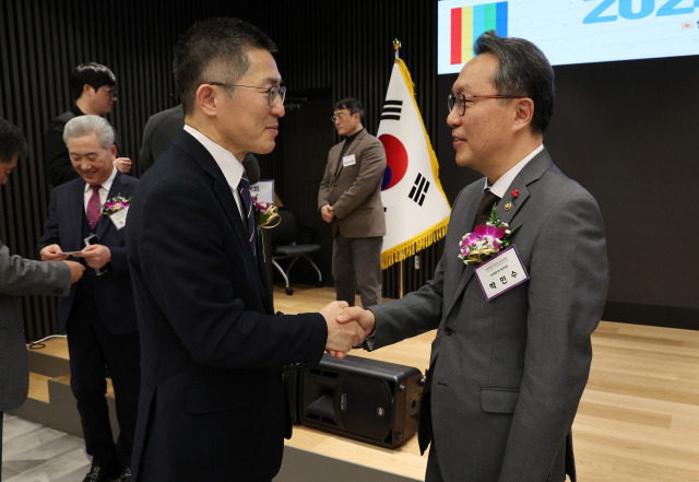 4일 오전 서울 용산구 대한의사협회에서 열린 2024년 의료계 신년하례회에서 이필수 대한의사협회장과 박민수 보건복지부 2차관이 악수하고 있다. 연합뉴스