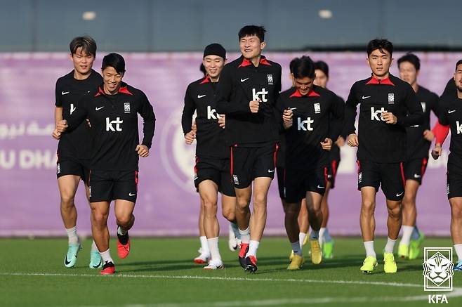 ▲ 한국 대표팀은 오는 1월 12일부터 카타르 일대에서 진행되는 ‘2023 아시아축구연맹(AFC) 아시안컵’ 준비에 한창이다. 추춘제를 진행하는 유럽파 선수 일부는 12월 국내 훈련에 참가하지 못했지만, 최종명단 발표 이후 1월 2일 아랍에리미트(UAE) 아부다비로 넘어가 본격적인 아시안컵 대비 훈련을 했다 ⓒ대한축구협회