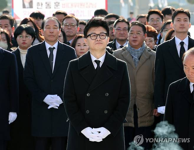 한동훈 비대위원장 5·18민주묘지 참배 (광주=연합뉴스) 조남수 기자 = 국민의힘 한동훈 비상대책위원장이 4일 오전 광주 북구 국립5·18민주묘지에서 참배하고 있다. 2024.1.4 iso64@yna.co.kr