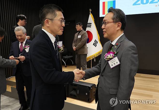 악수하는 정부와 의협 (서울=연합뉴스) 서명곤 기자 = 4일 오전 서울 용산구 대한의사협회에서 열린 2024년 의료계 신년하례회에서 이필수 대한의사협회장과 박민수 보건복지부 2차관이 악수하고 있다. 2024.1.4 seephoto@yna.co.kr