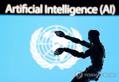 유엔 깃발 배경의 미니어처 로봇 [로이터 연합뉴스 자료사진. 재판매 및 DB 금지]