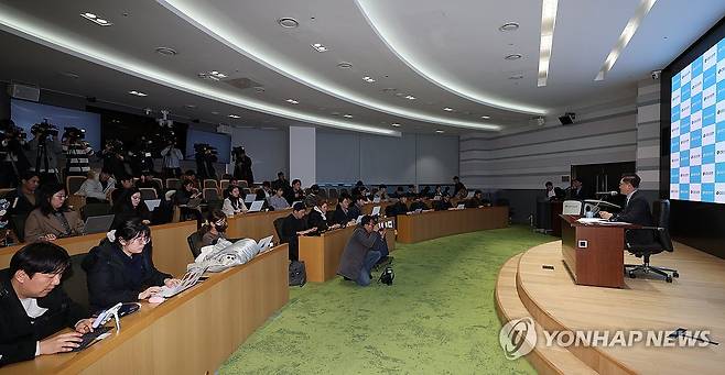 취재진 질문에 답하는 강석훈 산업은행 회장 (서울=연합뉴스) 박동주 기자 = 태영건설의 워크아웃(기업재무구조개선) 신청 관련 채권단 설명회가 열린 3일 오후 서울 산업은행 본점에서 강석훈 산업은행 회장이 취재진의 질문에 답하고 있다. 2024.1.3 pdj6635@yna.co.kr