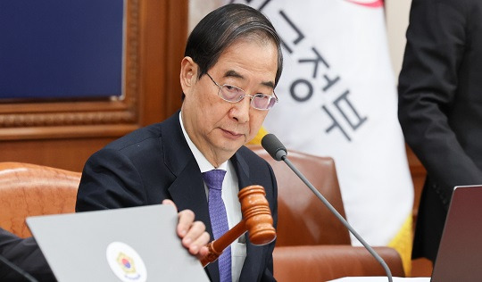 한덕수 국무총리가 5일 서울 종로구 정부서울청사에서 열린 임시 국무회의에서 의사봉을 두드리고 있다. 사진=뉴스1