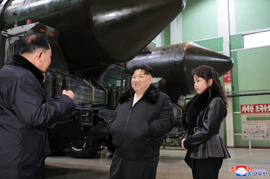 김정은 북한 국무위원장이 대륙간탄도미사일(ICBM) 발사대 생산 공장을 둘러보며 전략미사일 전력을 과시했다. 조선중앙통신은 김 위원장이 ‘중요군용대차생산공장’을 현지 지도했다고 5일 보도했다.(사진=조선중앙통신, 연합뉴스)