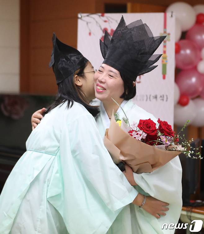 5일 오전 경기 용인시 처인구 남곡초등학교 제2캠퍼스에서 '제73회 선비문화체험 졸업장 수여식'이 진행되고 있다. 남곡초등학교 남곡분교는 이날 졸업하는 8명의 학생을 끝으로 폐교된다. 2024.1.5/뉴스1 ⓒ News1 김영운 기자