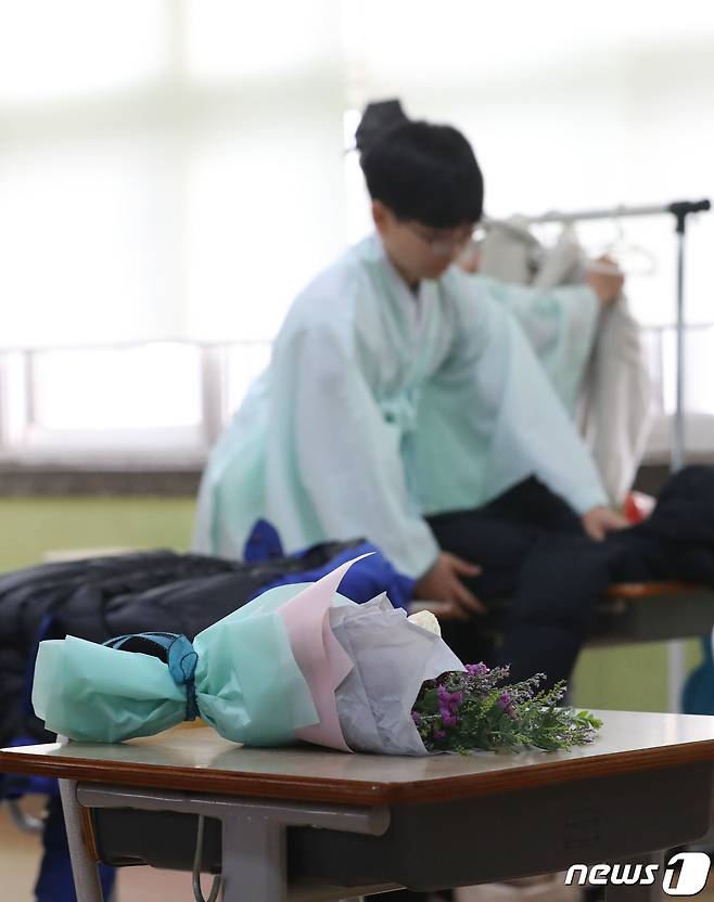 5일 오전 경기 용인시 처인구 남곡초등학교 제2캠퍼스에서 졸업식을 마친 6학년 1반 학생들이 하교 준비를 하고 있다. 남곡초등학교 남곡분교는 이날 졸업하는 8명의 학생을 끝으로 폐교된다. 2024.1.5/뉴스1 ⓒ News1 김영운 기자