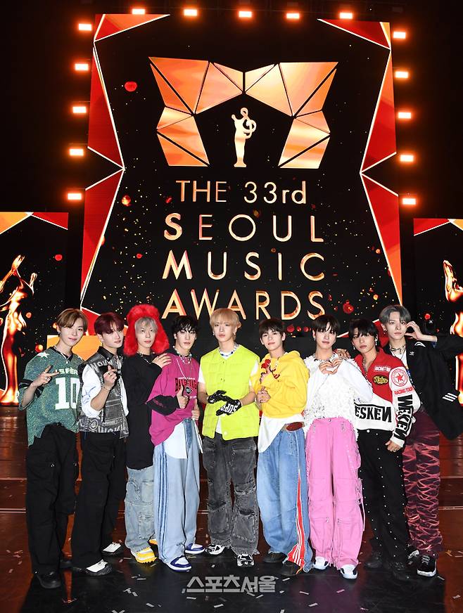 엔싸인(n.SSign)이 2일 태국 방콕 라자망갈라 국립경기장에서 열린 ‘제33회 서울가요대상’ 시상식(주최 스포츠서울, 주관 서울가요대상 조직위원회)에서 Y 글로벌 특별상을 수상한 뒤 기념촬영을 하고 있다. 2024. 1. 2.  방콕(태국) | 박진업기자 upandup@sportsseul.com