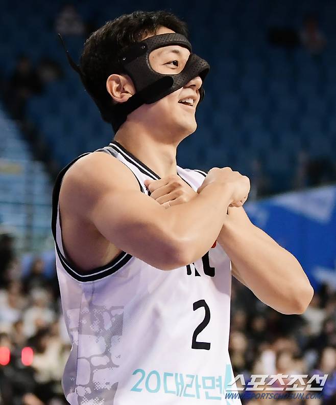 5연발 3점슛을 성공시킨 허훈이 가슴 위에 팔을 X자로 교차한'블랙 펜서' 세리머니를 선보였다. 잠실=정재근 기자 cjg@sportschosun.com