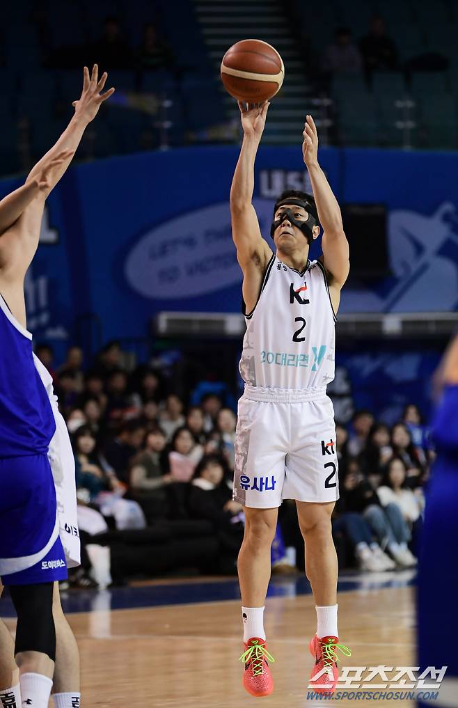 코 위로 솟은 마스크 중앙부가 허훈의 시야를 가리고 있다.