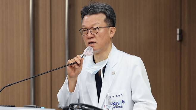 부산 방문 도중 목 부위를 습격당한 더불어민주당 이재명 대표의 수술을 집도한 민승기 이식혈관외과 교수가 4일 오전 서울 종로구 서울대학교병원 의학연구혁신센터에서 수술 경과와 회복 과정을 브리핑하고 있다. /연합뉴스