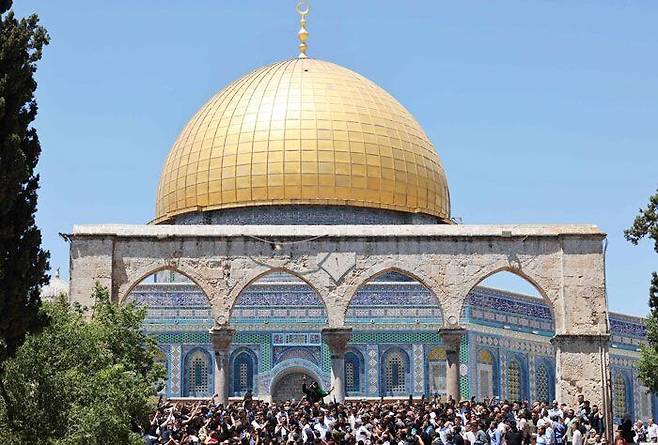팔레스타인 무슬림들이 14일 예루살렘의 알아크사 사원 앞에 모여 있다. /AFP 연합뉴스