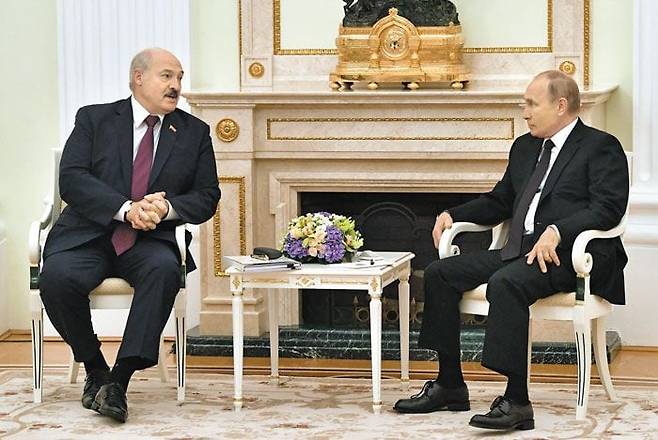 블라디미르 푸틴(오른쪽) 러시아 대통령과 알렉산드르 루카셴코 벨라루스 대통령이 9일(현지시각) 모스크바 크렘린궁에서 정상회담을 하고 있다. 두 사람은 러시아와 벨라루스의 연합국가를 만들기 위한 28개 실행 과제를 발표하며 통합 추진 방침을 선언했다. 루카셴코는 27년째, 푸틴은 21년째 장기 집권 중이다. /AFP 연합뉴스