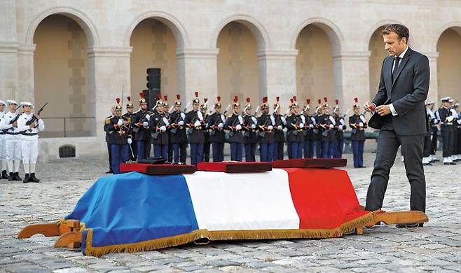 테러 전쟁서 순직한 군인에 조의 표하는 마크롱 - 지난 29일(현지 시각) 프랑스 파리 앵발리드에서 에마뉘엘 마크롱 대통령이 말리에서 테러 단체와 전투를 벌이다 사망한 막심 블라스코 상병의 관에 조의를 표하고 있다. 블라스코 상병은 지난 2019년 말리의 군사 기지에서 테러리스트들의 공격을 받은 두 명의 동료를 구출해 마크롱 대통령으로부터 무공훈장을 받았다. 앵발리드는 프랑스군 전몰 용사 추모 공간과 군사박물관 등으로 구성된 보훈 시설이다. /로이터 연합뉴스