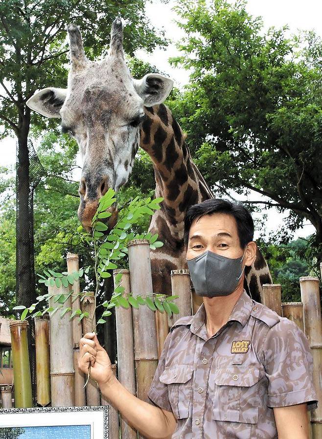 1987년‘아빠와 딸’로 연을 맺어 35년째 동고동락하고 있는 김종갑 사육사와 기린 장순이. /김연정 객원기자