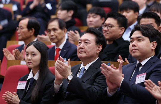 윤석열 대통령이 5일 서울 성북구 한국과학기술연구원(KIST)에서 열린 2024년 과학기술인·정보방송통신인 신년 인사회에서 박수치고 있다. 사진=연합뉴스