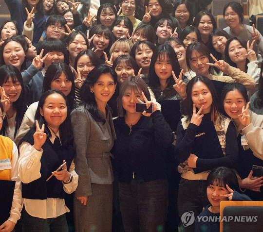 지난 4일 이부진 두을장학재단 이사장이 서울시 용산구 리움미술관 대강당에서 열린 2024학년도 장학증서 수여식에서 장학생들과 기념촬영을 하고 있다. 두을장악재단 제공