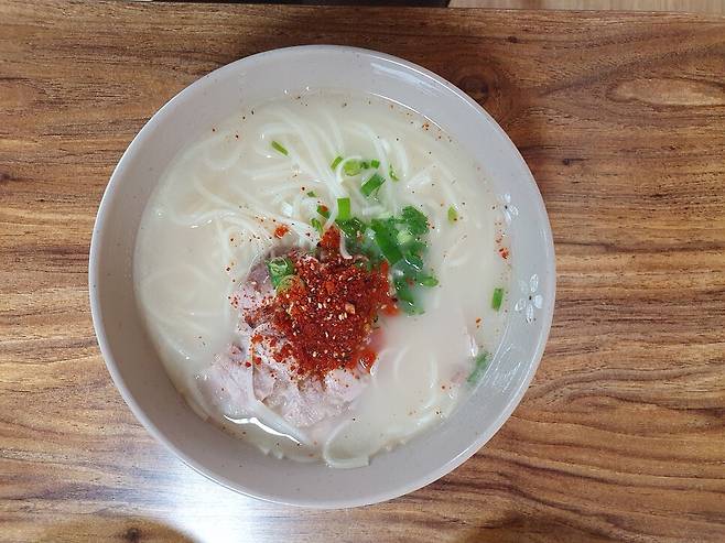 고기국수. 진한 돼지고기 육수가 일품이다. 허호준 기자