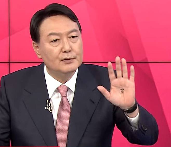 [논썰] ‘부인 방탄’ 거부권은 헌법적 일탈, 거부권 남용은 탄핵 사유 될 수도. 한겨레TV